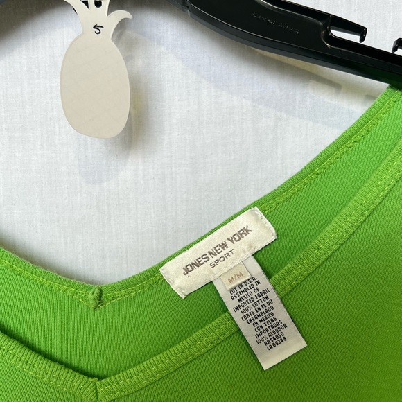 Jones New York 3/4 sleeve green top. - Picture 2 of 3